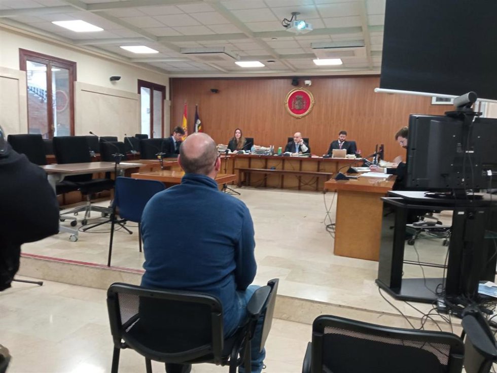 La Audiencia condena a cinco años de cárcel a un hombre por abusar sexualmente de su hija de tres años.