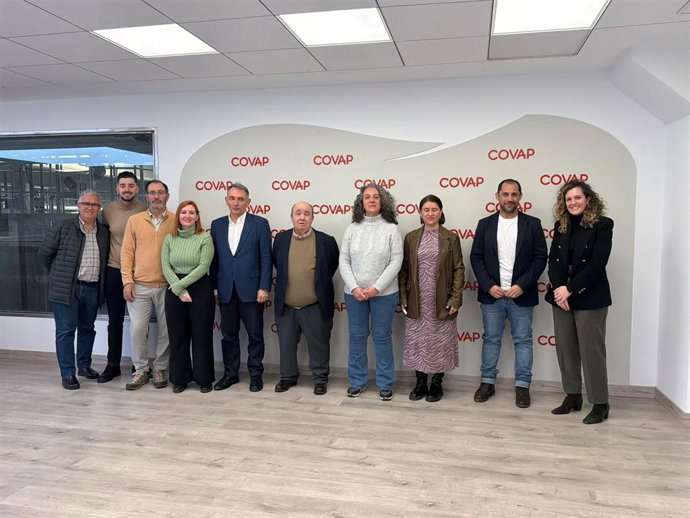 Rosa María Rodríguez (4ª dcha.), junto a cargos públicos y orgánicos de IU, durante su visita a Covap.