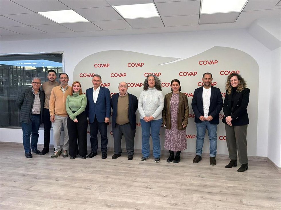 Rosa María Rodríguez (4 dcha.), junto a cargos públicos y orgánicos de IU, durante su visita a Covap.