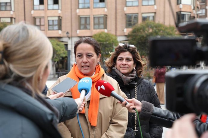 Mitzin Mariana Trápaga atiende a los medios.