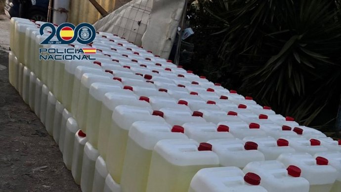 Petacas de gasolina incautadas en un operativo en el entorno del río Guadalete en El Puerto de Santa María (Cádiz)