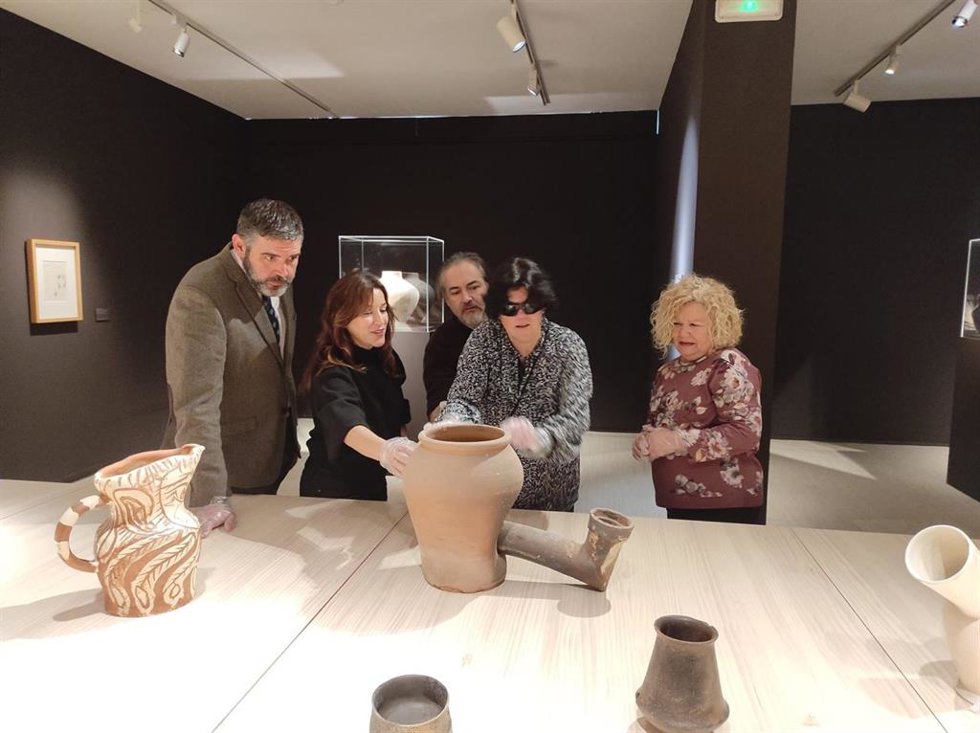 Participantes en la actividad 'Arte con tacto. Una experiencia íntima con la cerámica de Miquel Barceló', celebrada en el Museo de Almería.