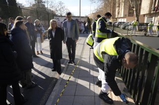 Visita de la alcaldesa de Granada, Marifrán Carazo, con el delegado de Empleo de la Junta, Javier Martín, a los trabajos que están desarrollando en la pasarela peatonal del Puente de Zarabanda