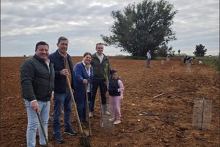 Labores de reforestación en Cañada Real de los Isleños y marisma gallega en Pilas (Sevilla)
