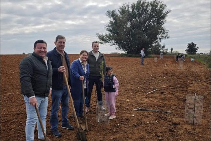 Labores de reforestación en Cañada Real de los Isleños y marisma gallega en Pilas (Sevilla)