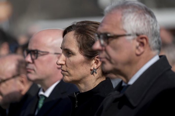 La ministra de Sanidad, Mónica García (c), durante el acto homenaje a las víctimas de los atentados del 11M en su 22º aniversario (2004 - 2026), en la estación Atocha-Cercanías, a 11 de marzo de 2026, en Madrid (España). 