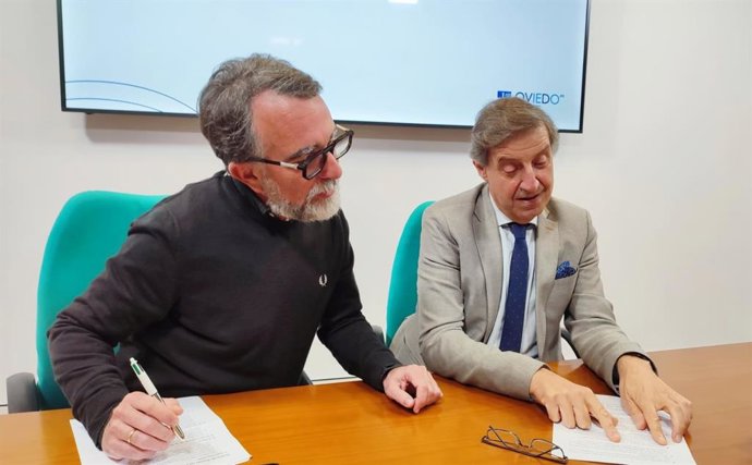 El portavoz del PSOE de Oviedo, Carlos Fernández Llaneza, y el concejal Juan Álvarez Areces, en rueda de prensa.