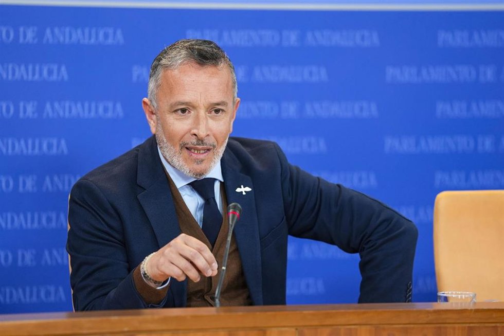 El portavoz adjunto del Grupo Parlamentario Socialista, Rafael Recio, durante la ronda de ruedas de prensa de portavoces de los grupos parlamentarios en el Parlamento de Andalucía, a 11 de marzo de 2026 en Sevilla (Andalucía, España). Los portavoces de 