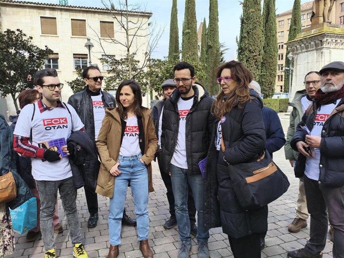 La secretaria general y diputada de Podemos, Ione Belarra, con las manos en los bolsillos, con el candidato de Podemos a la Presidencia de la Junta de Castilla y León, Miguel Ángel Llamas, a la derecha, en Valladolid.