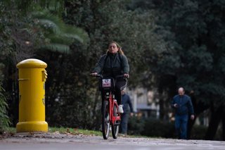 Archivo - Una mujer monta en bicicleta, a 13 de diciembre de 2024, en Barcelona, Catalunya (España).