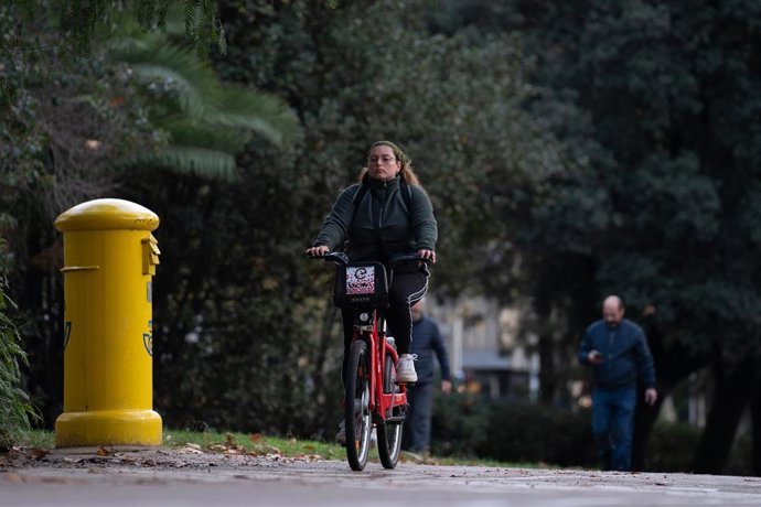 Archivo - Una mujer monta en bicicleta, a 13 de diciembre de 2024, en Barcelona, Catalunya (España).