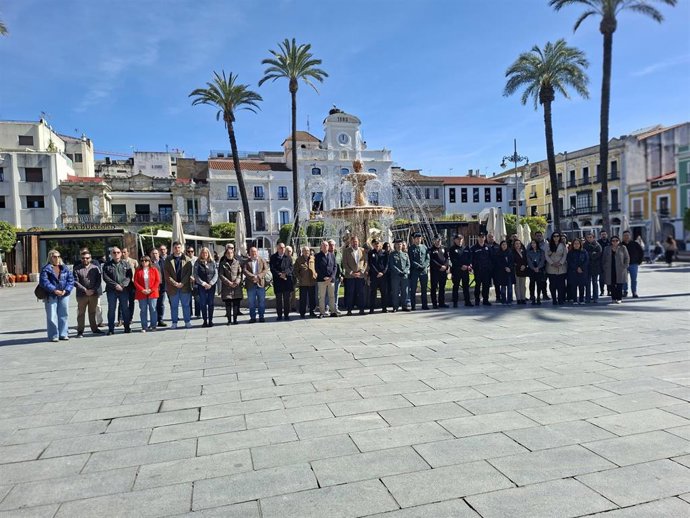 Minuto de silencio frente al Ayuntamiento de Mérida con motivo del Día Europeo de las Víctimas del Terrorismo