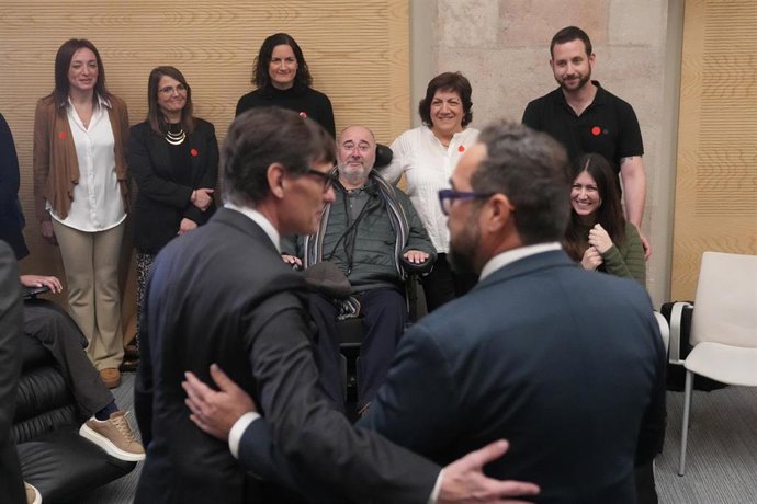El presidente de la Generalitat Salvador Illa (i) y el portavoz de ERC en la Comisión de Salud, Juli Fernández (d) durante una reunión con la Fundació Miquel Valls, Asem Catalunya y Fundame sobre el la ley ELA, en el Parlament, a 11 de marzo de 2026.