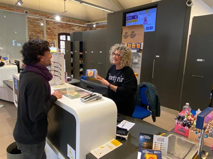 Correos comercializa las balizas V16 de la DGT en 68 oficinas de Málaga y a través de sus 94 servicios rurales