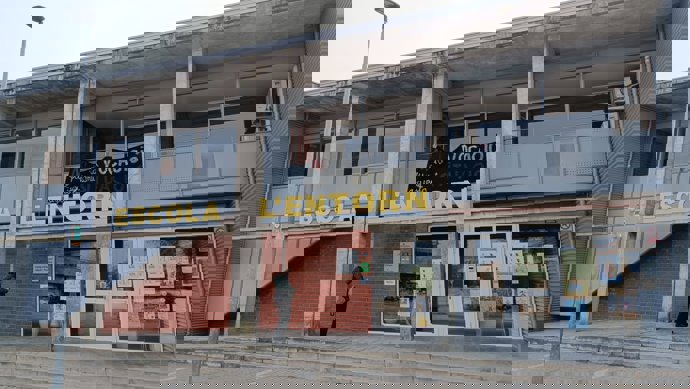 Fachada del colegio Entorn donde han resultado heridos tres menores por un experimento