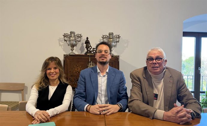 El primer teniente de alcalde, Francisco Javier Lozano (centro), acompañado por la concejala de Urbanismo, María del Carmen García, y por el representante del grupo Sumando por Úbeda, Blas Ruedas