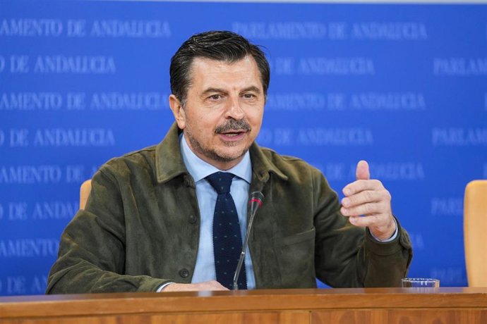El portavoz del Grupo Parlamentario Popular, Toni Martín, durante la ronda de ruedas de prensa de portavoces de los grupos parlamentarios en el Parlamento de Andalucía, a 11 de marzo de 2026 en Sevilla (Andalucía, España). Los portavoces de los grupos par