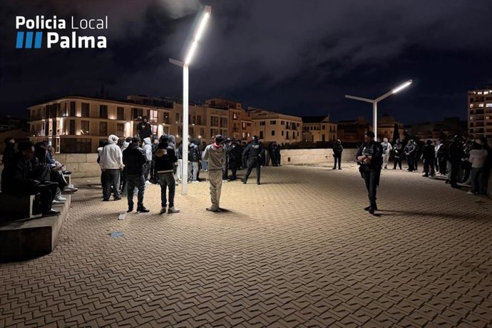 Botellón masivo en Palma: la Policía Local identifica a medio centenar de menores.
