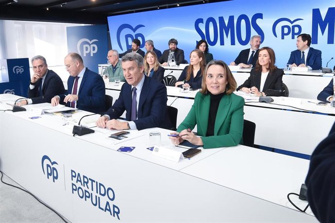 El presidente del Partido Popular, Alberto Núñez Feijóo (c), preside la reunión de la Junta Directiva Nacional del partido, junto a Elías Bendodo (i), Miguel Tellado (2i), y Cuca Gamarra (d), a 9 de febrero de 2026, en Madrid (España). 
