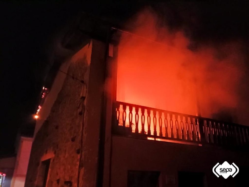 Archivo - Incendio de una vivienda en una foto de archivo. 