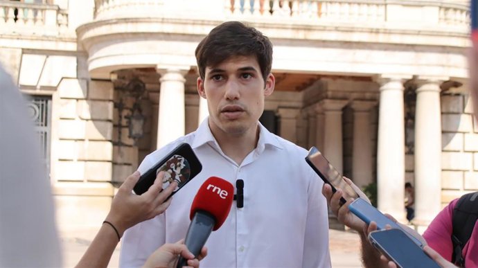 Archivo - El portavoz del PSPV-PSOE en el Ayuntamiento de València, Borja Sanjuán, haciendo declaraciones a los medios de comunicación