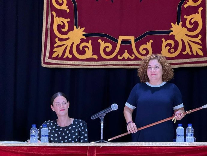 La alcaldesa de Callosa de Segura (Alicante), la socialista Amparo Serrano (d)