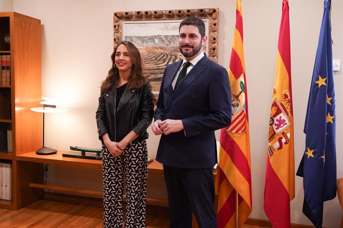 La presidenta de las Cortes de Aragón, María Navarro, junto al representante de Vox, Alejandro Nolasco, en una reunión en el marco de la ronda de contactos para proponer candidato a la Presidencia del Gobierno de Aragón.