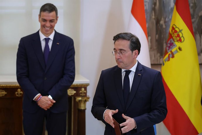 El presidente del Gobierno, Pedro Sánchez (i) y el ministro de Asuntos Exteriores, Unión Europea y Cooperación, José Manuel Albares (d), reciben al Gran Duque Guillermo V, en el Palacio de la Moncloa, a 5 de marzo de 2026, en Madrid (España). Los Grandes 