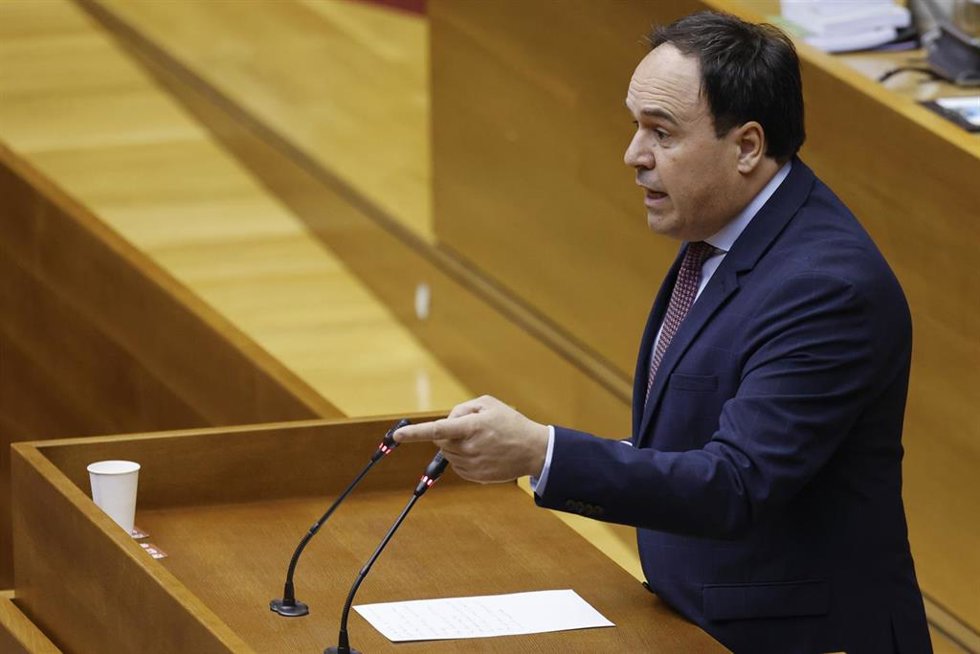El president de la Generalitat, Juanfran Pérez Llorca, durante una sesión de control, en Les Corts Valencianes, a 5 de marzo de 2026, en Valencia