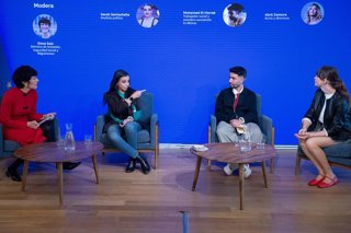 La ministra de Inclusión, Seguridad Social y Migraciones, Elma Saiz (i), la periodista Sarah Santaolalla  (2i), el trabajador social y miembro de la asocición Ex Menas, Mohamed El Harrrak (2d), y la actriz y directora Abril Zamora (d) 