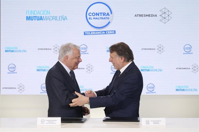 El presidente del Grupo Mutua Madrileña y de su fundación, Ignacio Garralda, y el presidente del Grupo Atresmedia, José Creuheras, han firmado este miércoles la renovación de la iniciativa 'Contra el maltrato, Tolerancia Cero'.