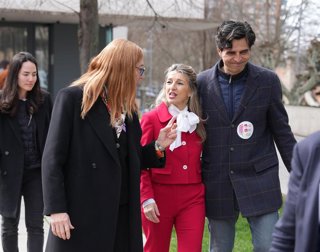 El candidato de IU-Sumar-Verdes Equo a la Presidencia de la Junta, Juan Gascón, la vicepresidenta segunda del Gobierno y ministra de Trabajo y Economía Social, Yolanda Díaz,durante un encuentro con comités de empresas en situación de ERE o deslocalización