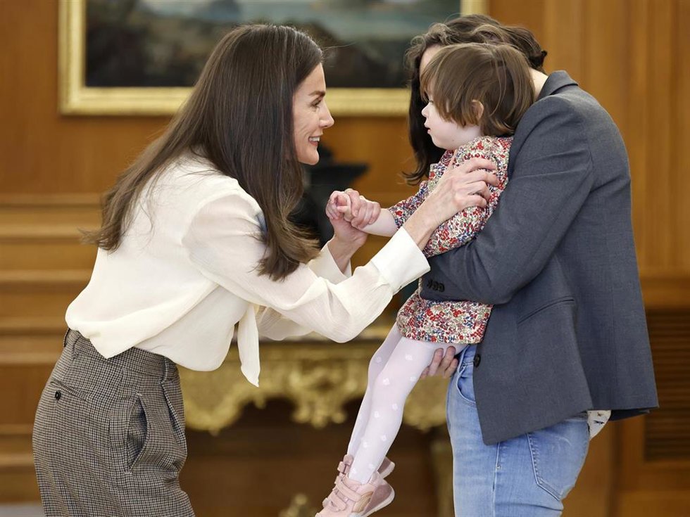 La Reina Letizia durante la audiencia a una representación de la Asociación Europea contra las Leucodistrofias en España