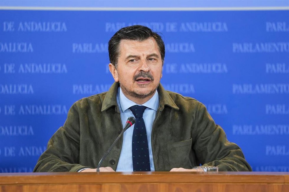 El portavoz del Grupo Parlamentario Popular, Toni Martín, durante la ronda de ruedas de prensa de portavoces de los grupos parlamentarios en el Parlamento de Andalucía, a 11 de marzo de 2026 en Sevilla (Andalucía, España). Los portavoces de los grupos p