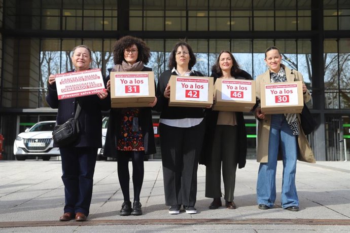 Registro de 65.000 firmas en el Ministerio de Sanidad para reclamar que se adelante el inicio de mamografías.
