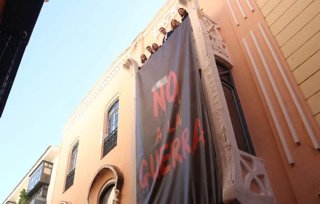 Pancarta en contra de la guerra desplegada en la sede provincial del PSOE de Jaén