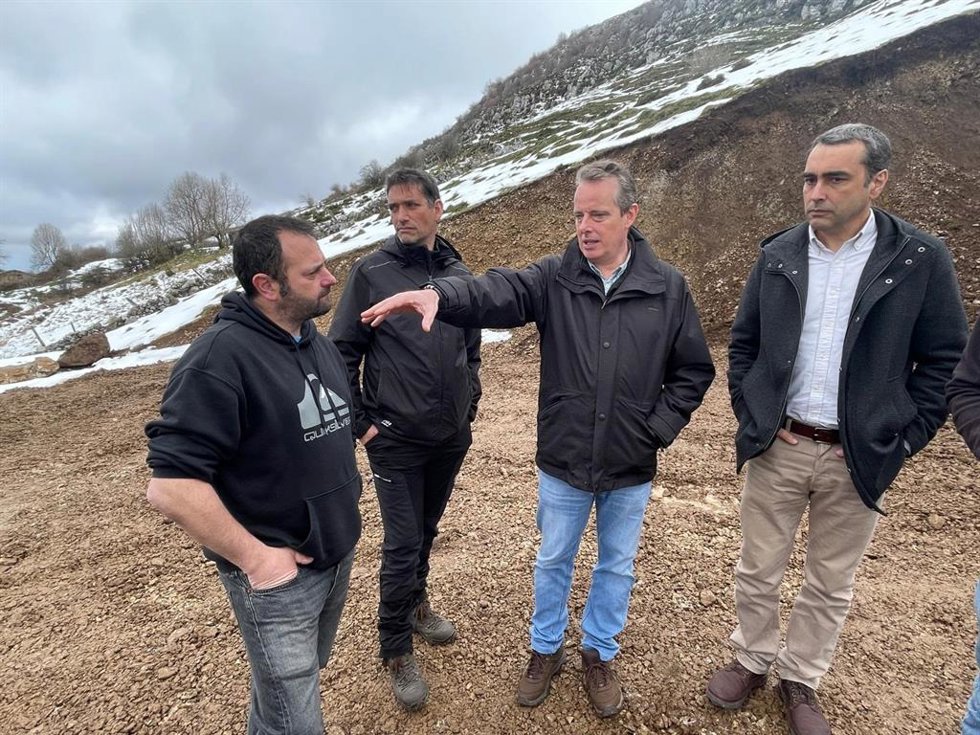 A Consejería de Medio Rural y Política Agraria, Marcelino Marcos, en la zona de Fonpedrín, en la Sierra del Aramo.