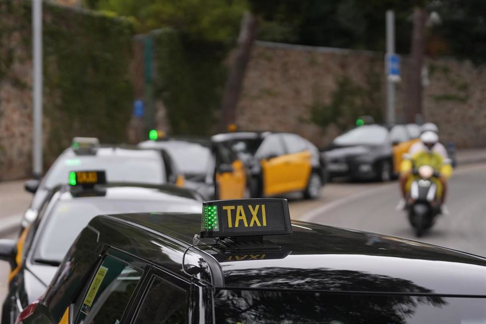 Archivo - Varios taxis en una parada del Park Güell