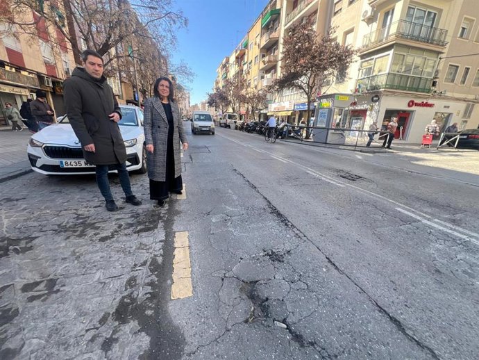La portavoz del PSOE en el Ayuntamiento de Granada, Raquel Ruz, junto con el viceportavoz Eduardo Castillo en la Avenida de Dílar
