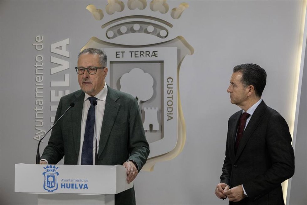 El concejal de Seguridad Ciudadana, José Manuel Moreno, junto al primer teniente de alcalde y portavoz del equipo de Gobierno en el Ayuntamiento de Huelva, Felipe Arias.
