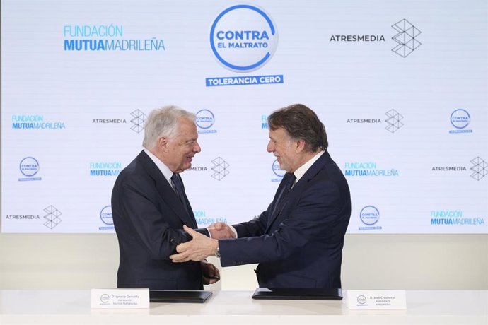 El presidente del Grupo Mutua Madrileña y de su fundación, Ignacio Garralda, y el presidente del Grupo Atresmedia, José Creuheras, han firmado este miércoles la renovación de la iniciativa 'Contra el maltrato, Tolerancia Cero'.