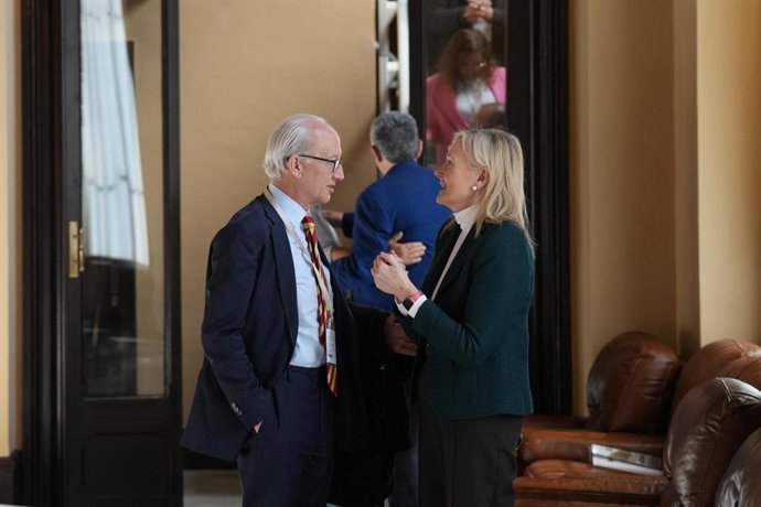 El presidente ejecutivo de Unauto VTC, José Manuel Berzal, y la diputada del PP en el Parlament Ángeles Esteller en el Parlament tras votarse que siga la tramitación de la ley del taxi tras caer la enmienda a la totalidad de Vox.