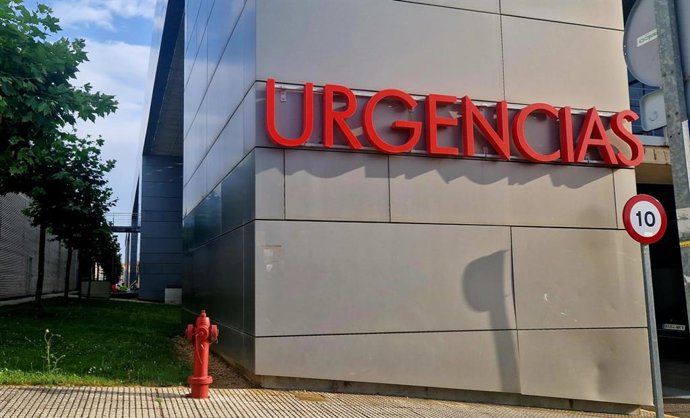 Archivo - Entrada a urgencias del Complejo Asistencial Universitario de León.
