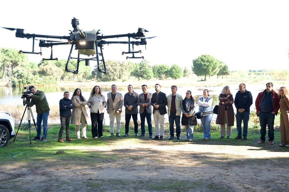 El presidente de la Diputación, junto a alcaldes de 15 municipios, comprueba el funcionamiento de un dron en labores de tratamiento contra el mosquito del Virus del Nilo, en la Laguna de San Lázaro, en Villamanrique de la Condesa.