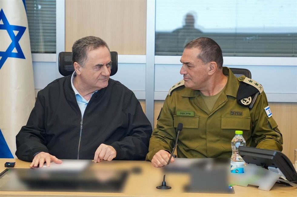 El ministro de Defensa de Israel, Israel Katz (izquierda), junto al jefe del Ejército israelí, Eyal Zamir (derecha), durante una reunión en medio de la ofensiva lanzada junto a Estados Unidos contra Irán