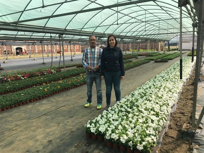 La diputada de Agricultura de la Diputación de Cáceres, Angélica García, en el vivero provincial