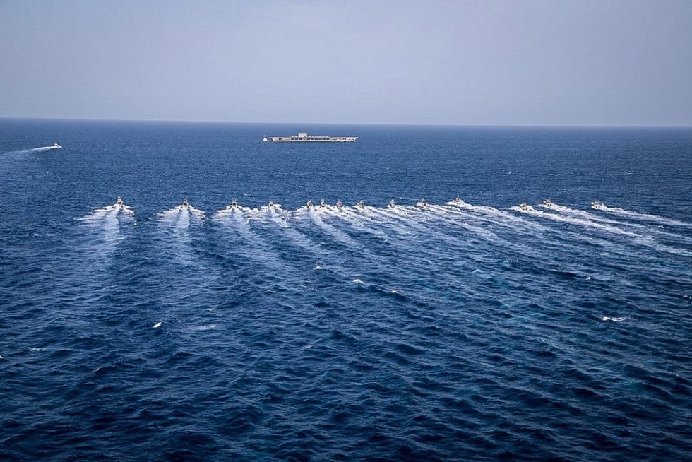 Archivo - Imagen de archivo de barcos iraníes en el estrecho de Ormuz.
