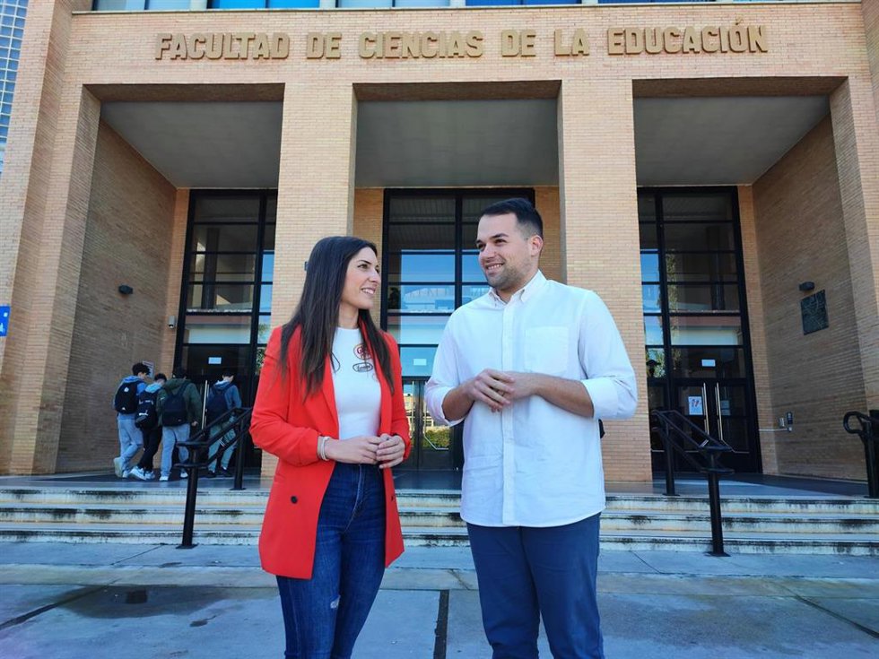 La portavoz del PSOE de Málaga, Ana Villarejo, y el secretario general de Juventudes Socialistas de Málaga, Alberto Jimena