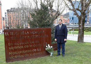 El presidente del Principado de Asturias, Adrián Barbón, en el acto de homenaje del Día de la Memoria de las Víctimas del Coronavirus del 11 de marzo de 2026 en Oviedo.