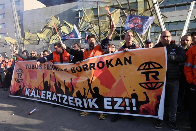 Trabajadores de Tubos Reunidos se concentran contra el ERE, frente al Palacio Euskalduna de Bilbao, a 26 de febrero de 2026, en Bilbao, Vizcaya, País Vasco (España).